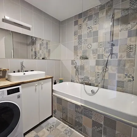 Spacious Modern Loft, 2 Bedrooms, 95m2, Free Parking *