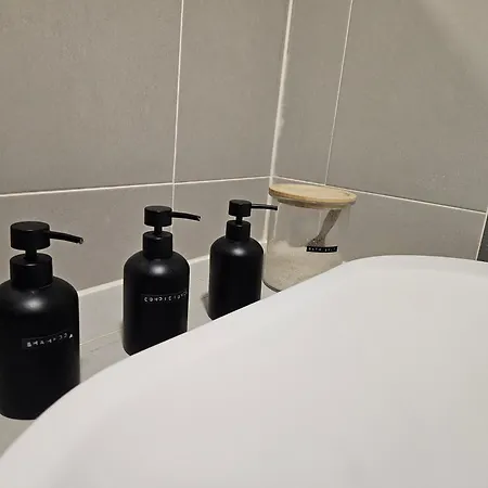 Spacious Modern Loft, 2 Bedrooms, 95m2, Free Parking Apartmán *