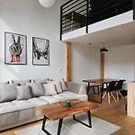 דירה Spacious Modern Loft, 2 Bedrooms, 95m2, Free Parking ברטיסלאבה
