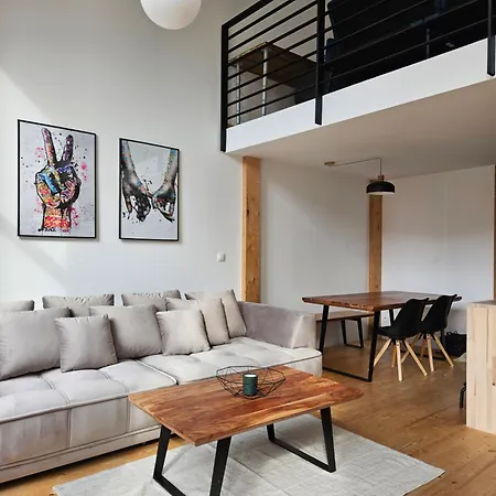 דירה Spacious Modern Loft, 2 Bedrooms, 95m2, Free Parking ברטיסלאבה
