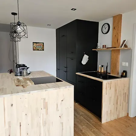 דירה Spacious Modern Loft, 2 Bedrooms, 95m2, Free Parking ברטיסלאבה