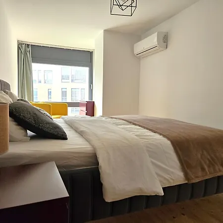 Spacious Modern Loft, 2 Bedrooms, 95m2, Free Parking דירה