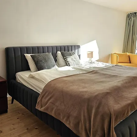 Spacious Modern Loft, 2 Bedrooms, 95m2, Free Parking דירה
